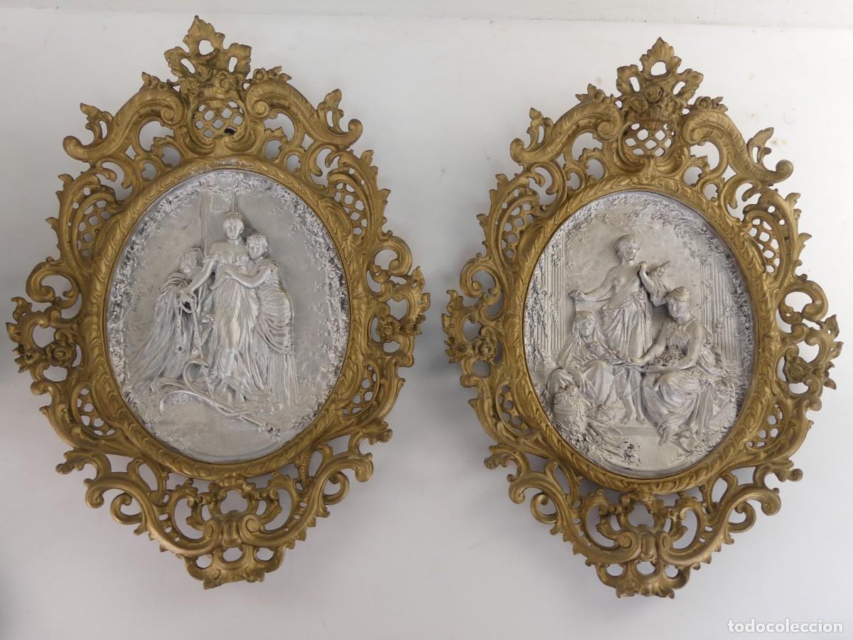 Antiquit&eacute;s: JUEGO DE CUADROS DE FIGURAS DE METAL EN RELIEVE MARCOS DE BRONCE O LATON