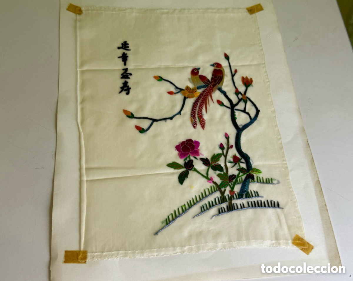 Antiquit&auml;ten: Antiguo bordado chino sobre seda con pareja de aves ex&oacute;ticas y flores. China, primera mitad siglo XX