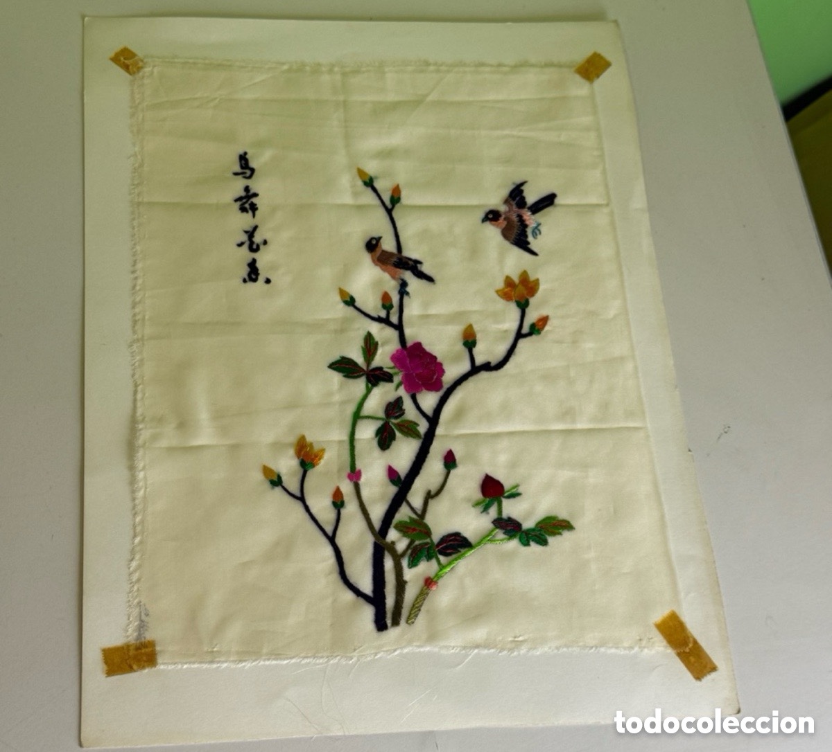 Antiquit&auml;ten: Antiguo bordado chino sobre seda con aves y flores. China, primera mitad siglo XX