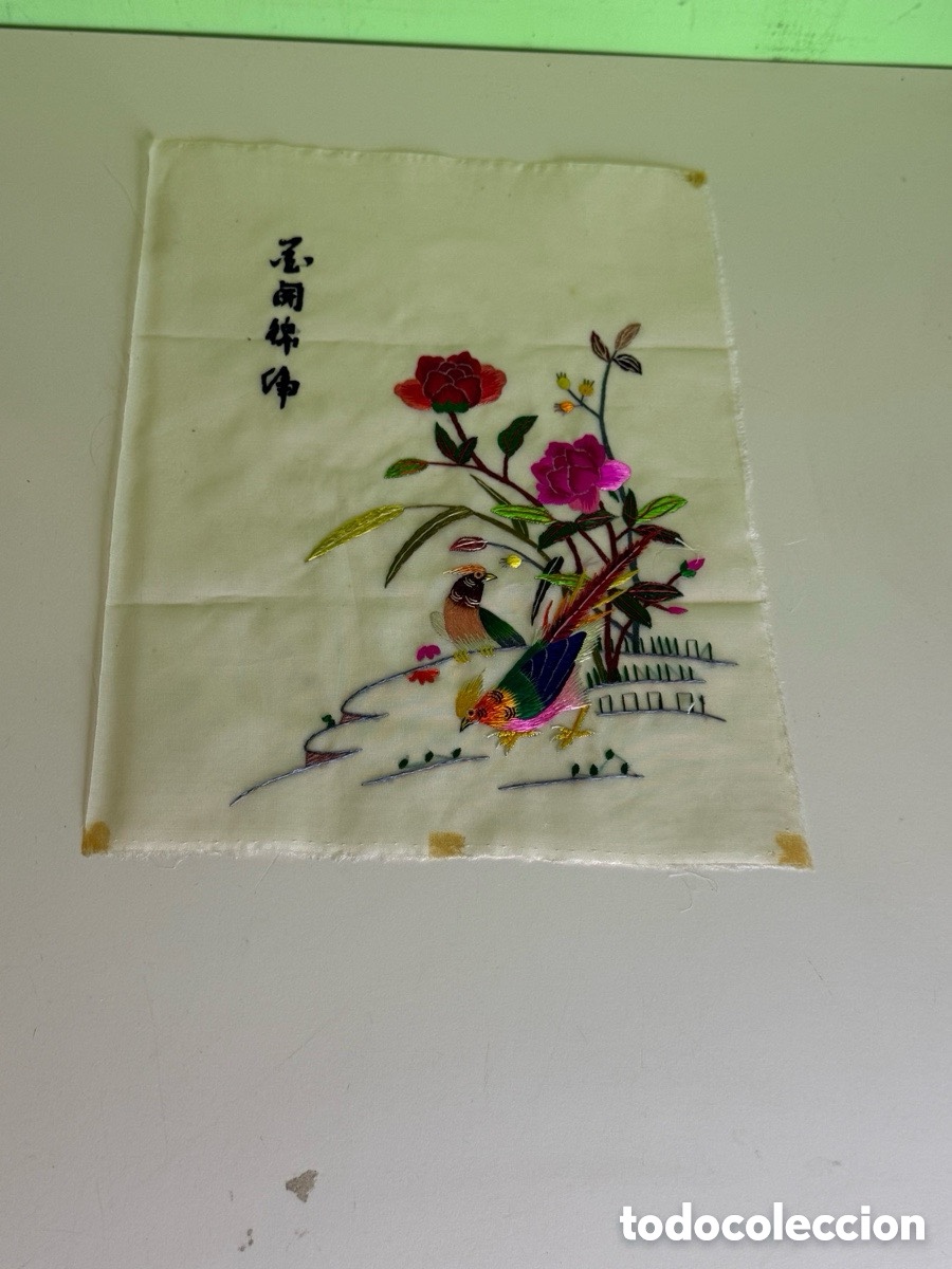Antiquit&auml;ten: Antiguo bordado chino sobre seda con aves ex&oacute;ticas у flores. China, primera mitad siglo XX
