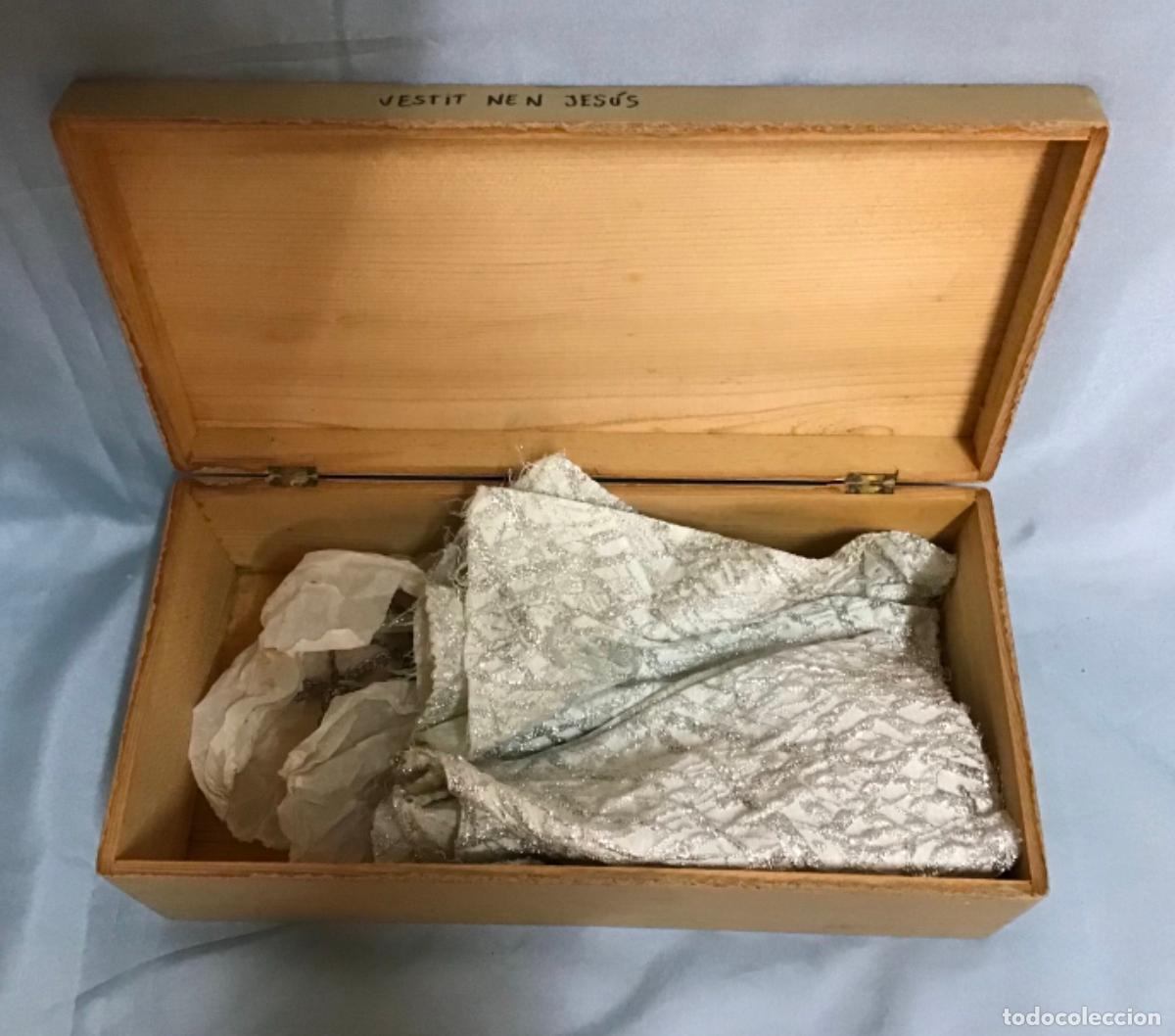 Antig&uuml;edades: ANTIGUA CAJA CON ROPA PARA VESTIDOS DEL NI&Ntilde;O JES&Uacute;S