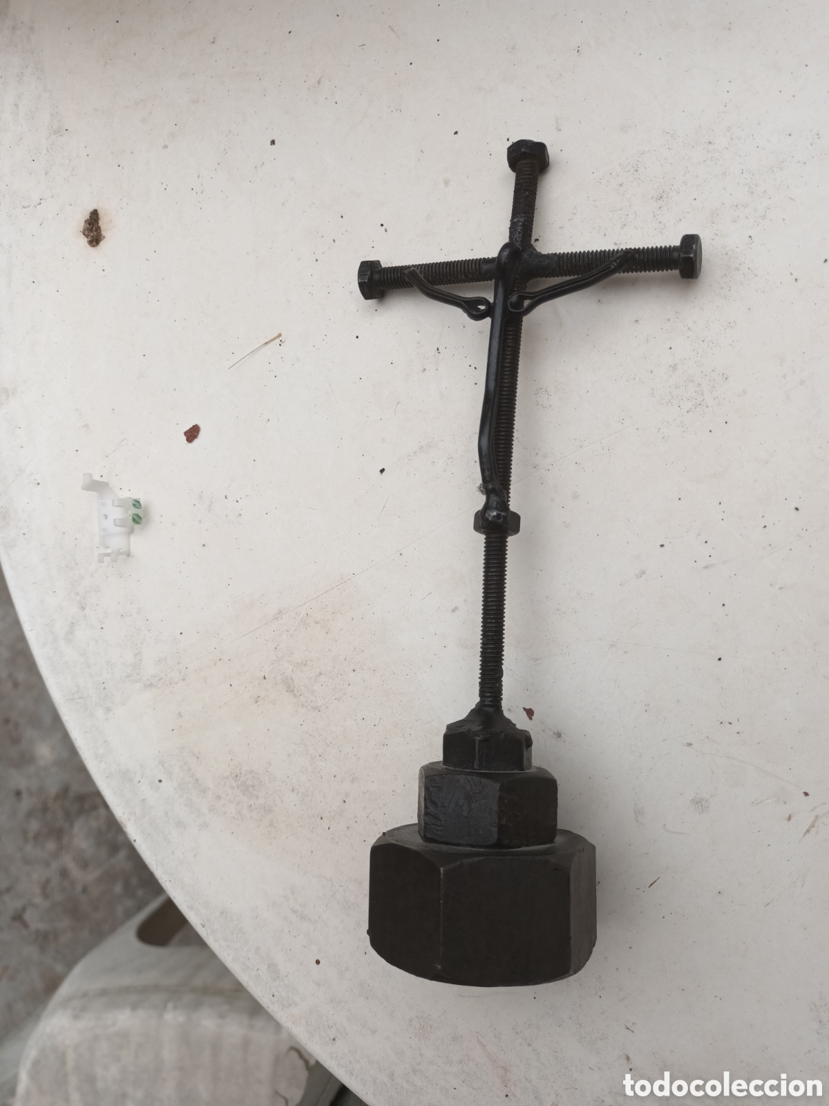Antig&uuml;edades: CRUCIFIJO DE HIERRO HECHO CON TUERCAS. BIEN CONSERVADO.
