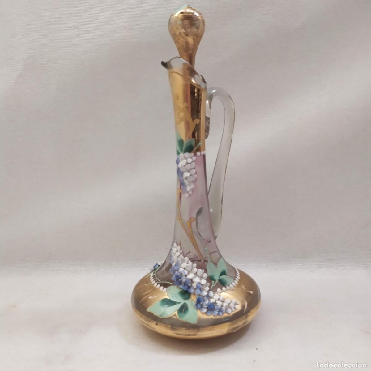 Antiquit&eacute;s: Jarra peque&ntilde;a con flores en relieve. Cristal dorado. 26x11cm