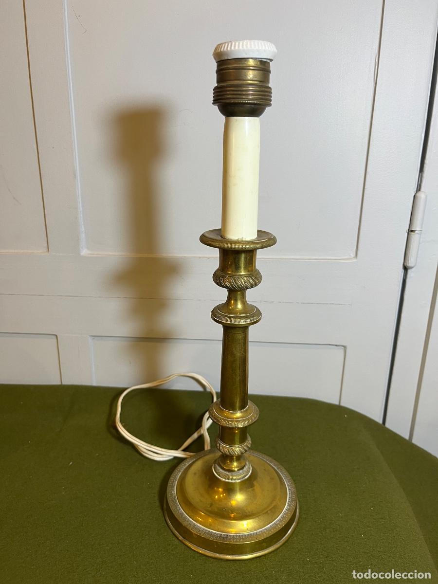 Antig&uuml;edades: L&aacute;mpara de sobremesa antigua de lat&oacute;n estilo Imperio &ndash; Pie cl&aacute;sico electrificado &ndash; 35 cm Candelabro