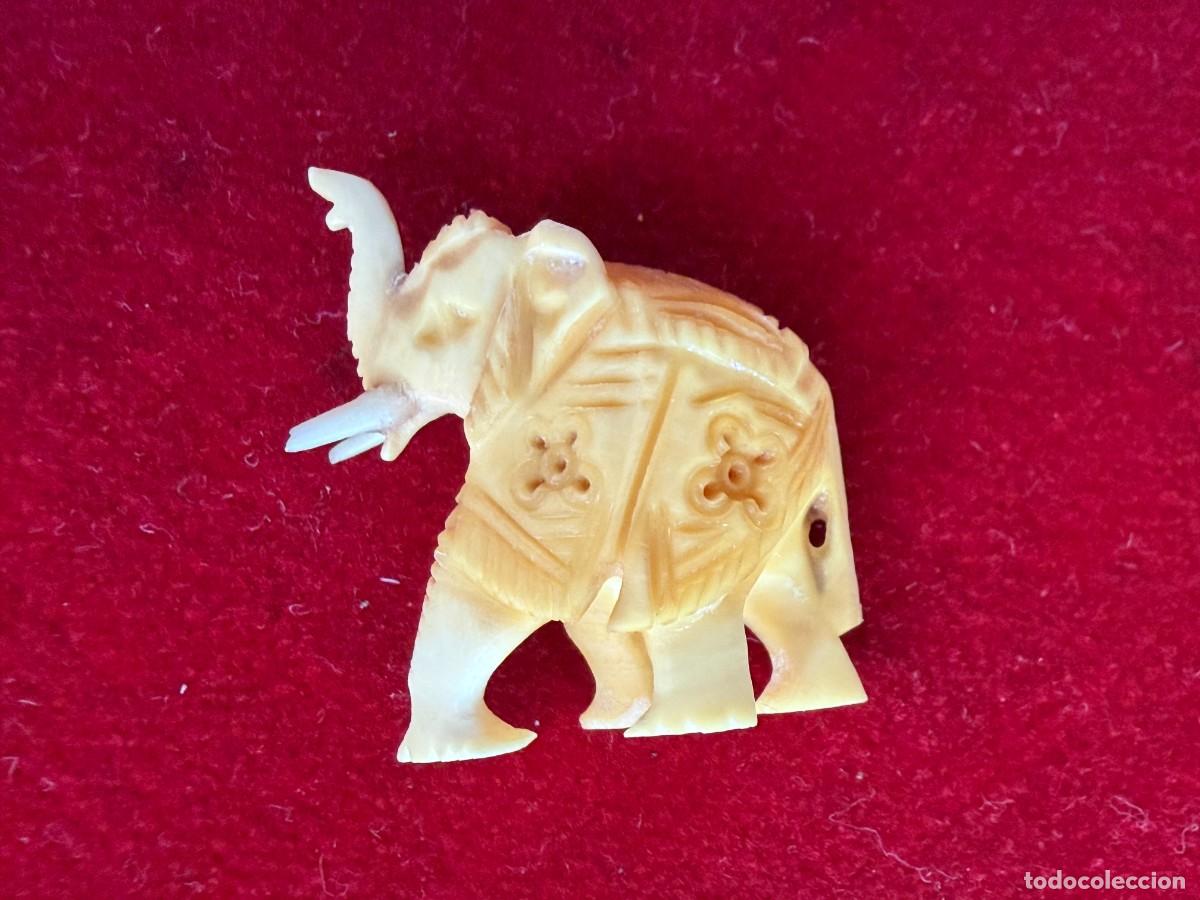 Antig&uuml;edades: Elefante tallado en hueso miniatura vintage 2,5 cm