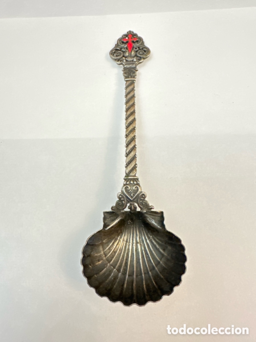 Antig&uuml;edades: CUCHARA DE PLATA CON CONCHA Y CRUZ ESMALTADA DE SANTIAGO. PLATERO JESUS PAZ REGIDOR. FIRMADA