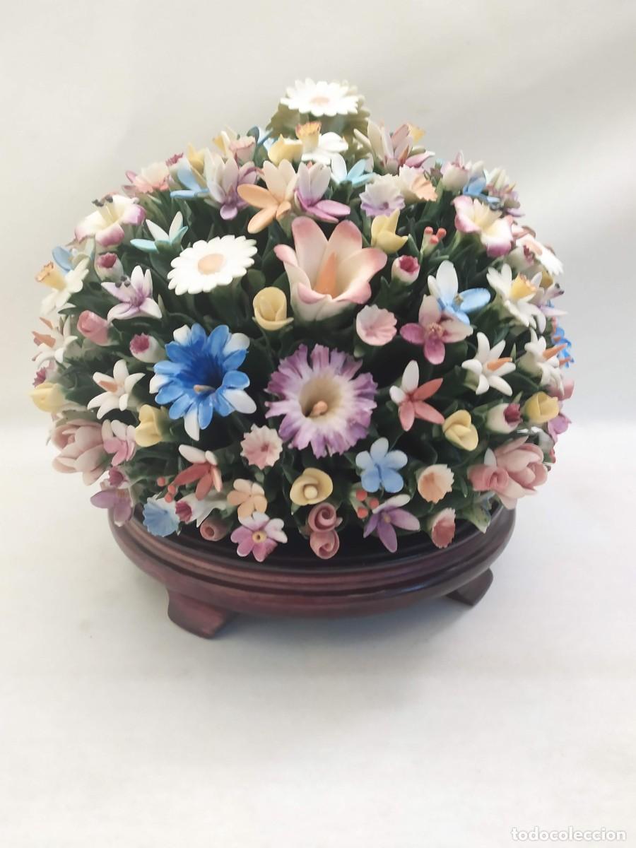 Antiques: Centro de flores de porcelana. Fullir Mollica. Capodimonte. Italia. Base de madera. 24cm