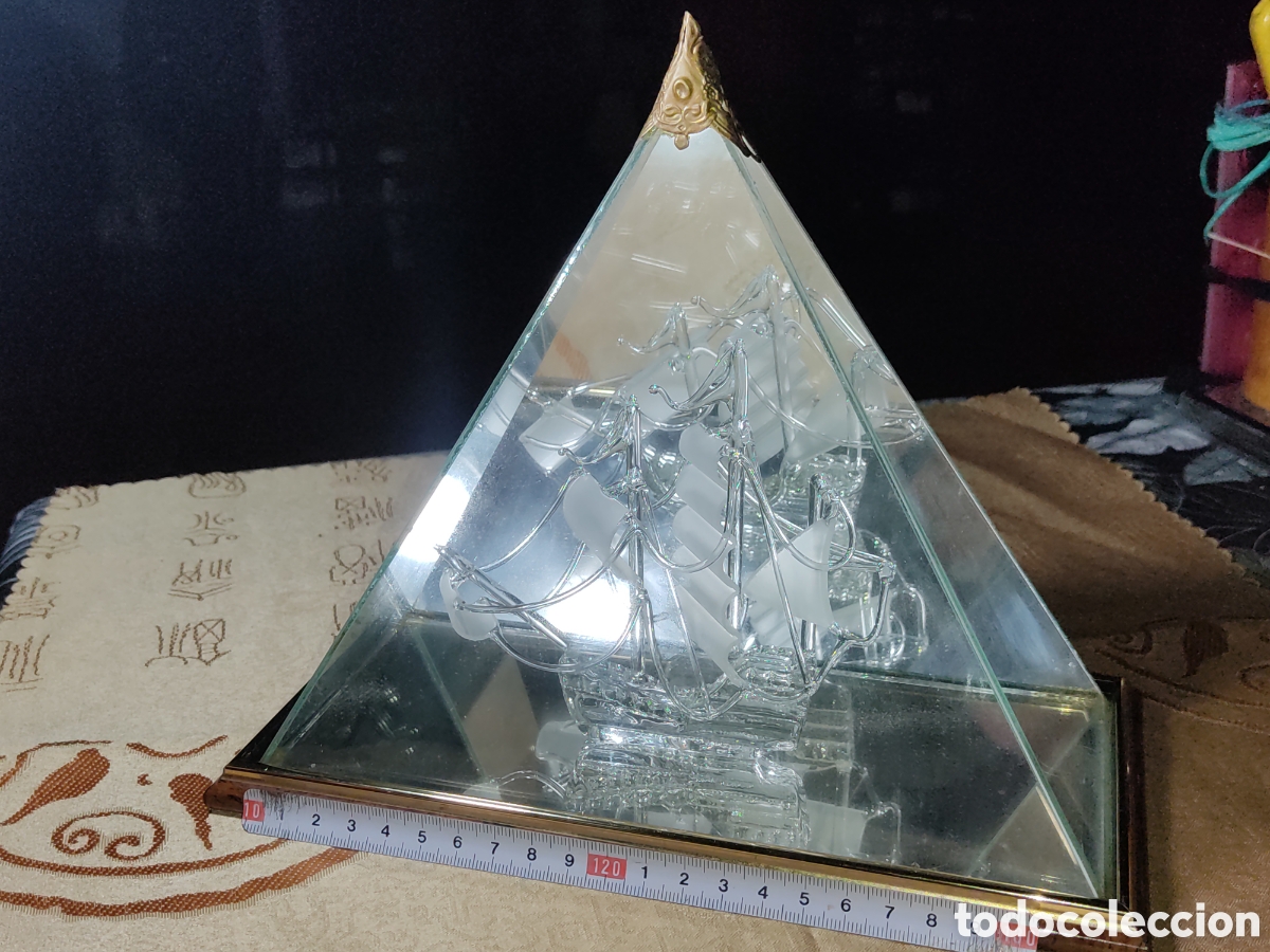 Antig&uuml;edades: Vitrina,urna de cristal con barco de Carraca del siglo XV de cristal soplado.