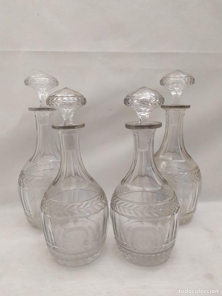Antiquit&eacute;s: Juego 4 botellas de cristal tallado. s.XX. 25cm y 23cm.