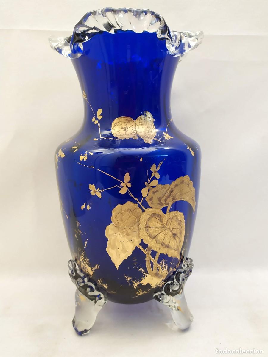 Antiquit&eacute;s: Jarr&oacute;n de cristal azul pintado en dorado. s.XX. 33cm