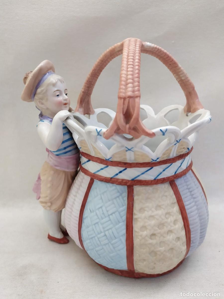 Antiquit&eacute;s: Figura de porcelana. Ni&ntilde;o con cesta. s.XX. 21.5x17.5x15cm