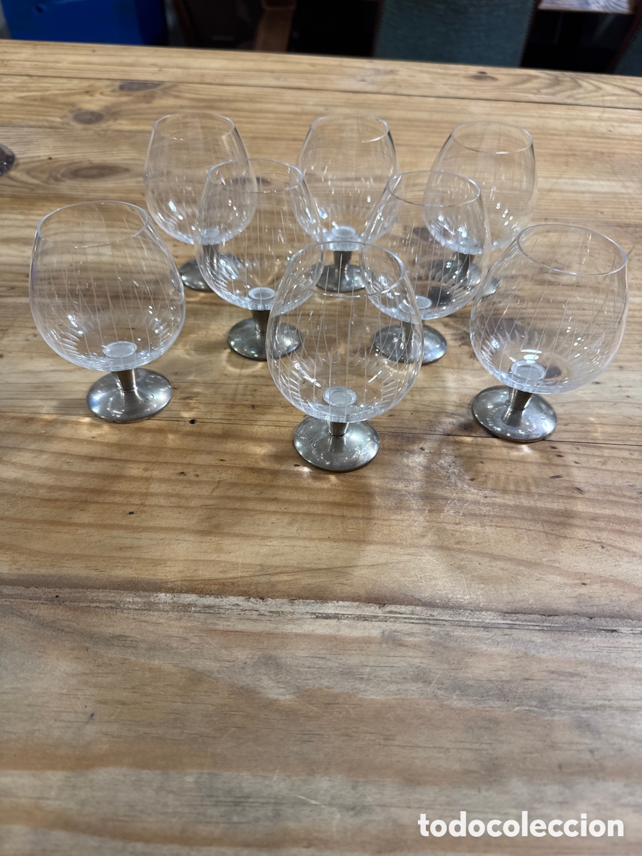 Antiquit&eacute;s: Conjunto de 8 copas de co&ntilde;ac , con base de plata.