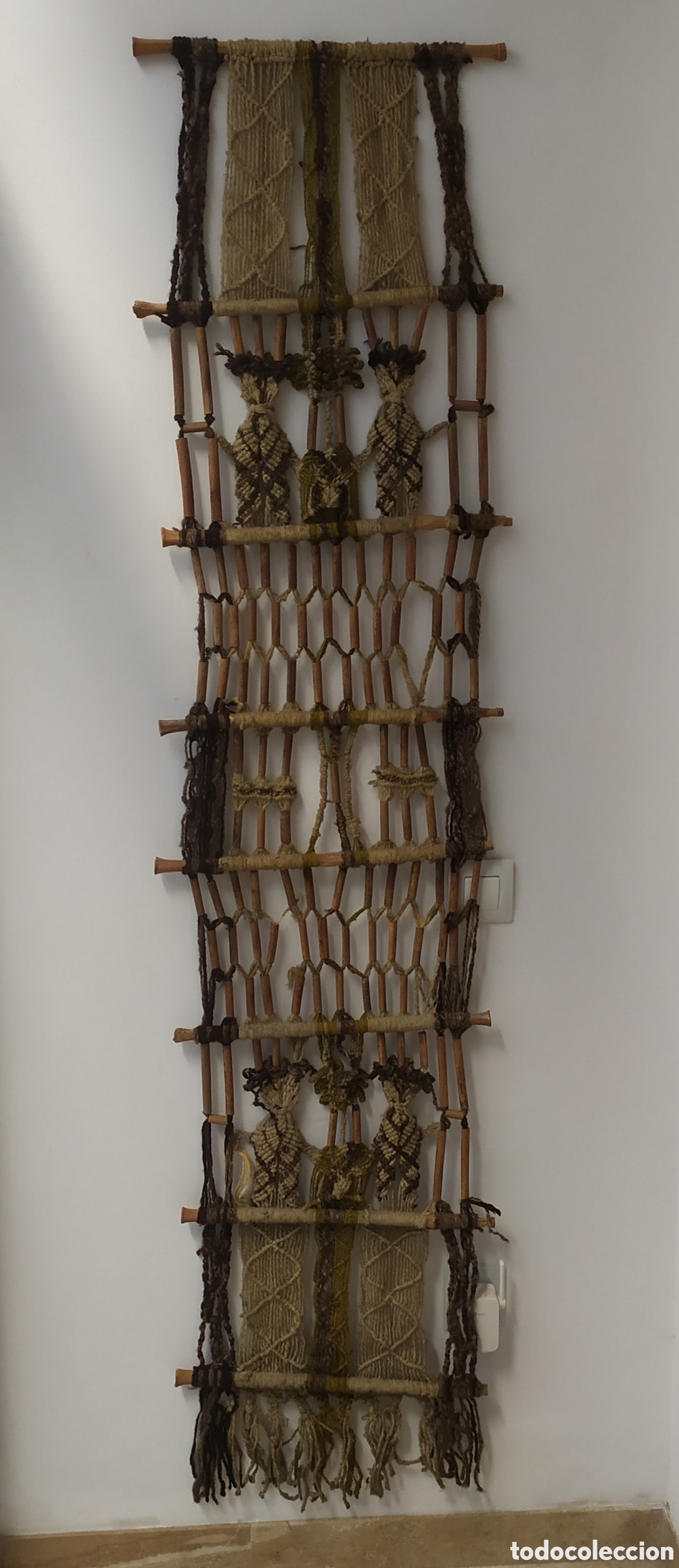 Antig&uuml;edades: Tapiz antiguo de cuerda y madera, mide 190x43 cm. Tiene desperfectos, los que muestran las fotos que