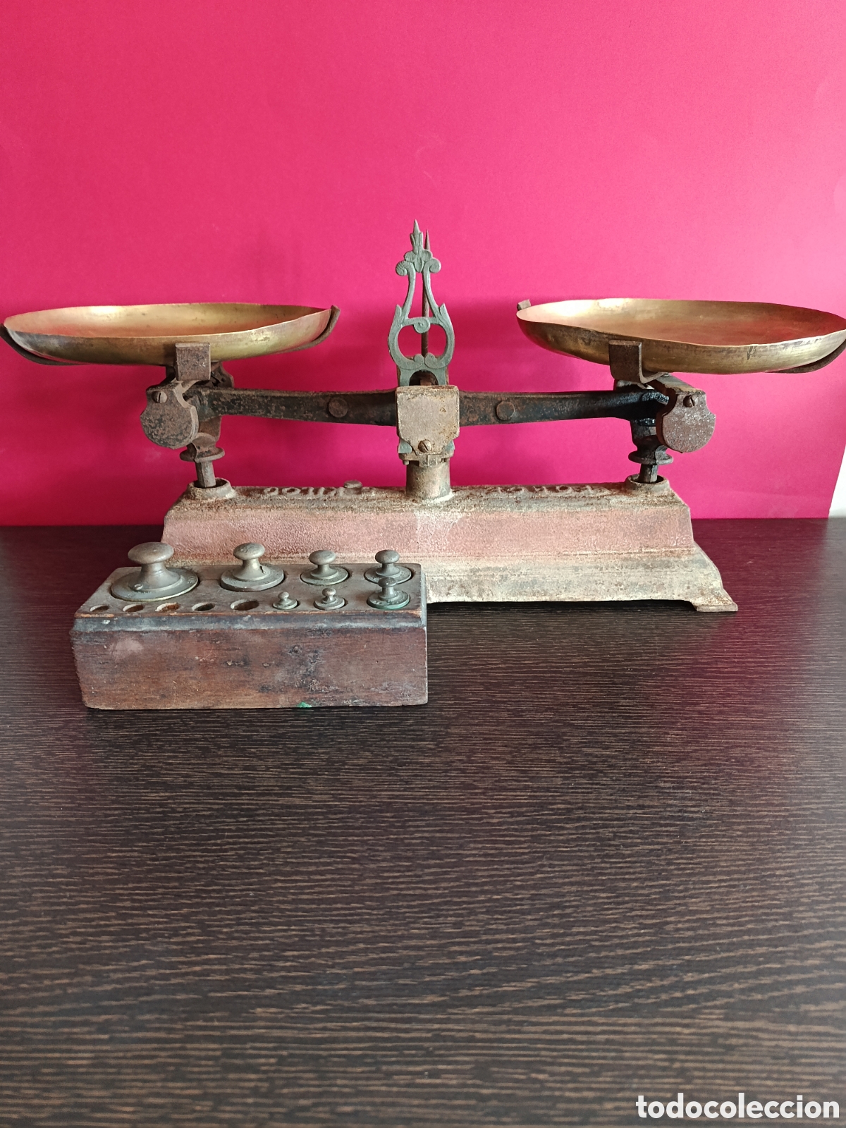 Antig&uuml;edades: Balanza antigua con pesas