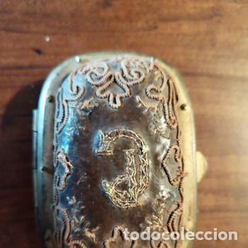 Antiquit&eacute;s: MONEDERO ANTIGUO CON CIERRE DE BOQUILLA MET&Aacute;LICA S. XIX - CUERO REPUJADO Y BORDADOS