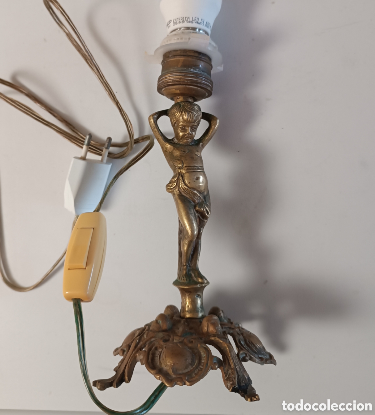 Antig&uuml;edades: Antigua L&Aacute;MPARA de sobremesa en BRONCE, con pie ni&ntilde;o QUERUB&Iacute;N. FUNCIONANDO.
