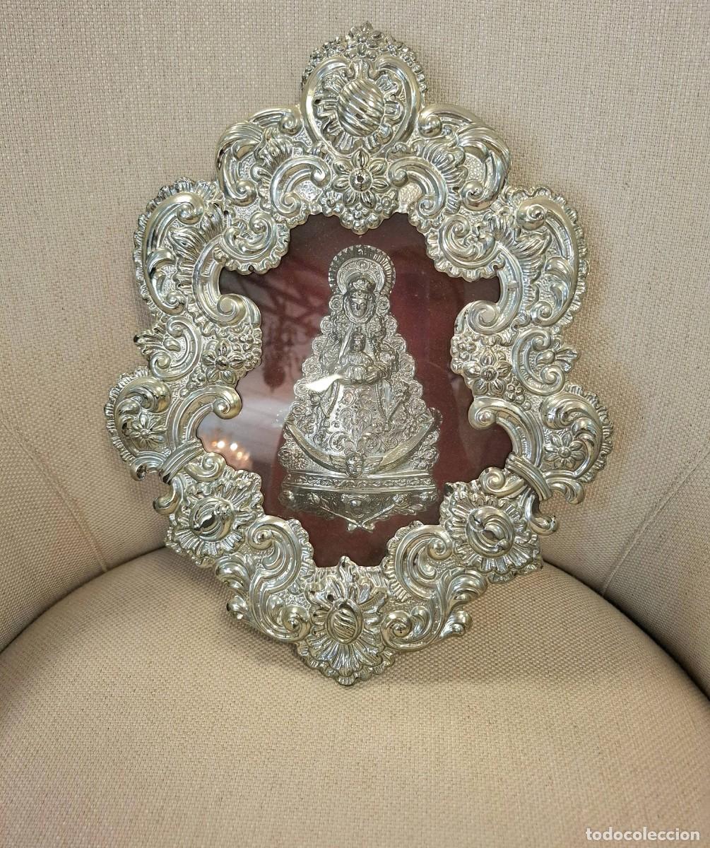 Antiguidades: Relicario Virgen del Roc&iacute;o en metal plateado antiguo