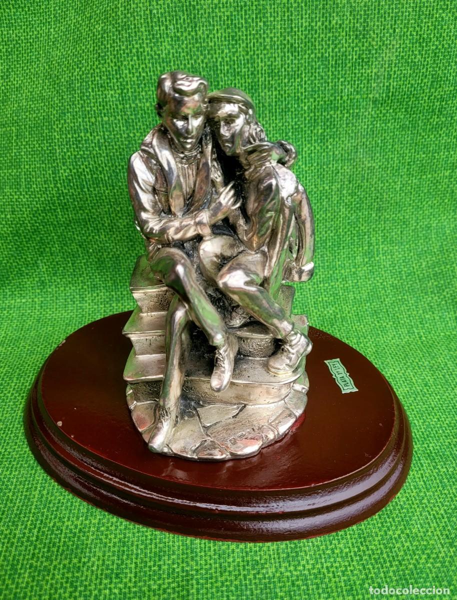 Antig&uuml;edades: Figuritas de plata de ley 925, par, con base de madera.