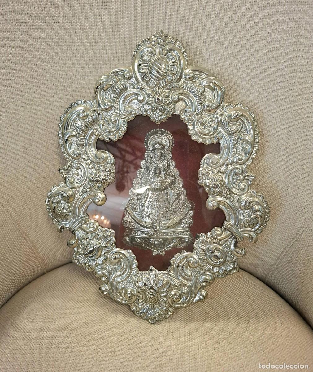 Antig&uuml;edades: Relicario Virgen del Roc&iacute;o en metal plateado antiguo