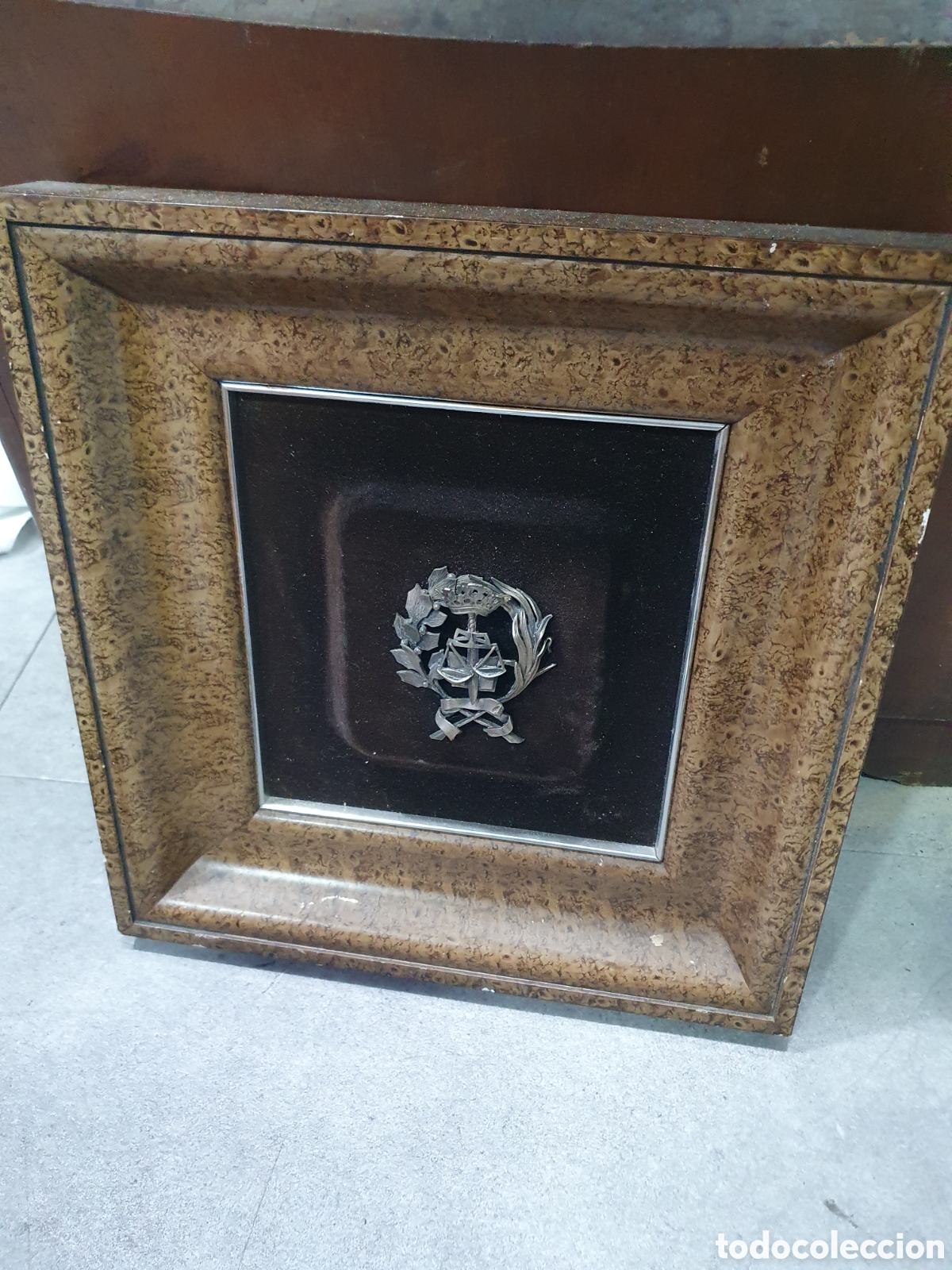Antiguidades: Insignia de la justicia enmarcada. (L40)