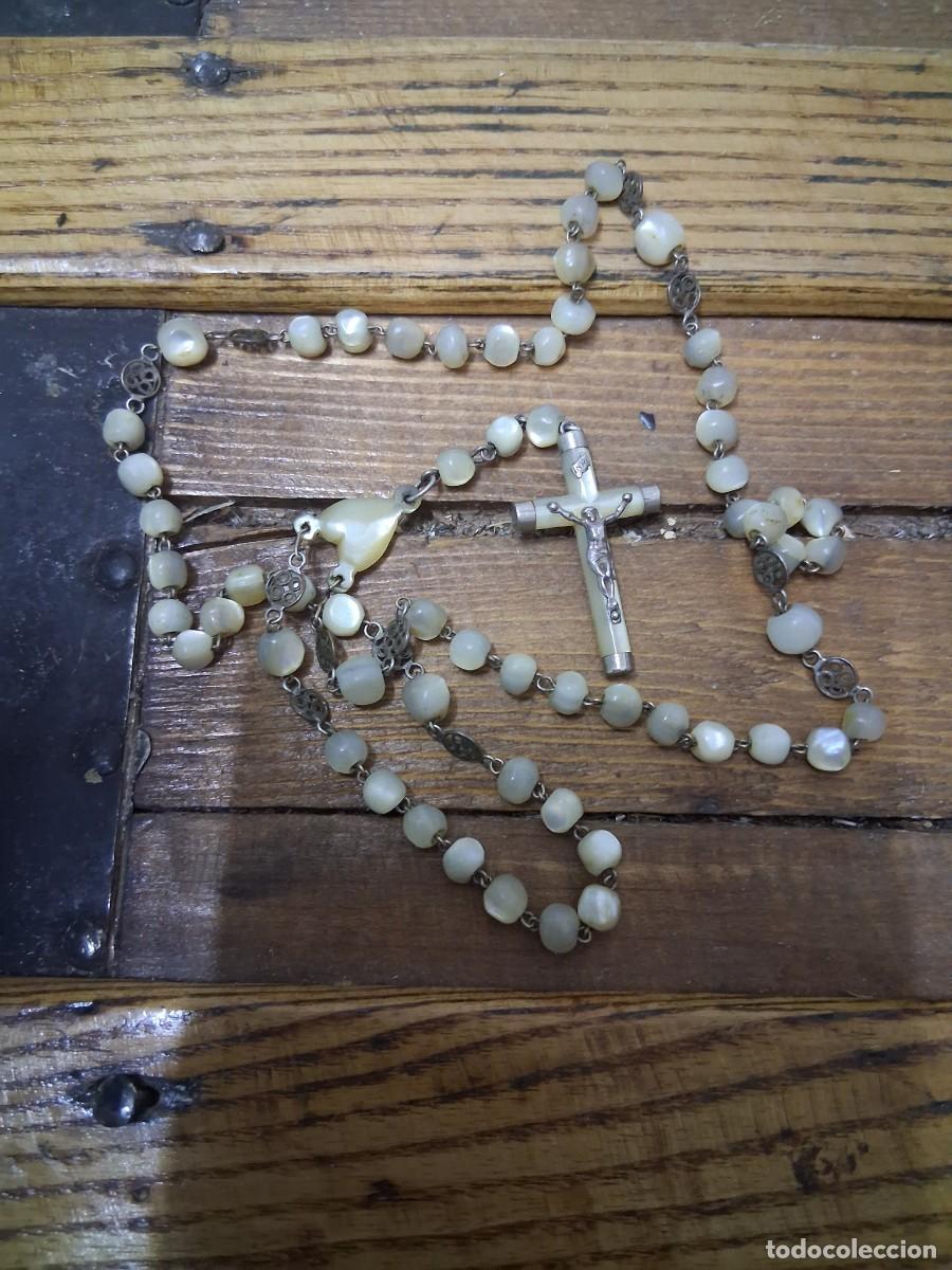 Antig&uuml;edades: Rosario antiguo elaborado a mano con cuentas y una cruz de n&aacute;car con detalles de metal y coraz&oacute;n