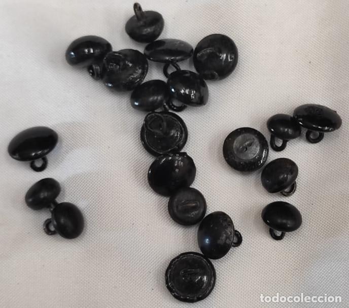 Antiques: LOTE DE 21 BOTONES ANTIGUOS NEGROS, SIGLO XIX, 10 MM