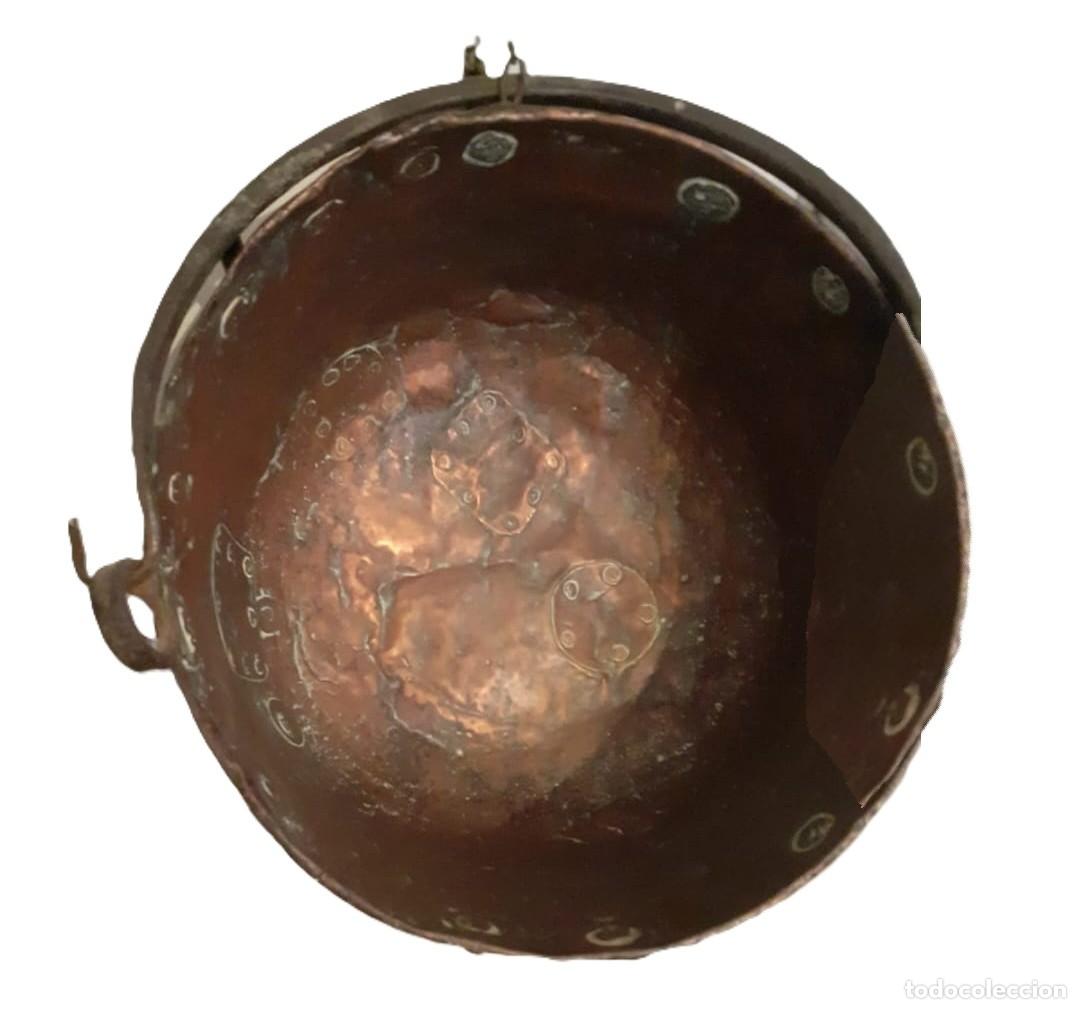 Antig&uuml;edades: Olla de lat&oacute;n y caldera de cobre, con aros y asas de hierro, estilo r&uacute;stico, de los a&ntilde;os 1860 a 1870