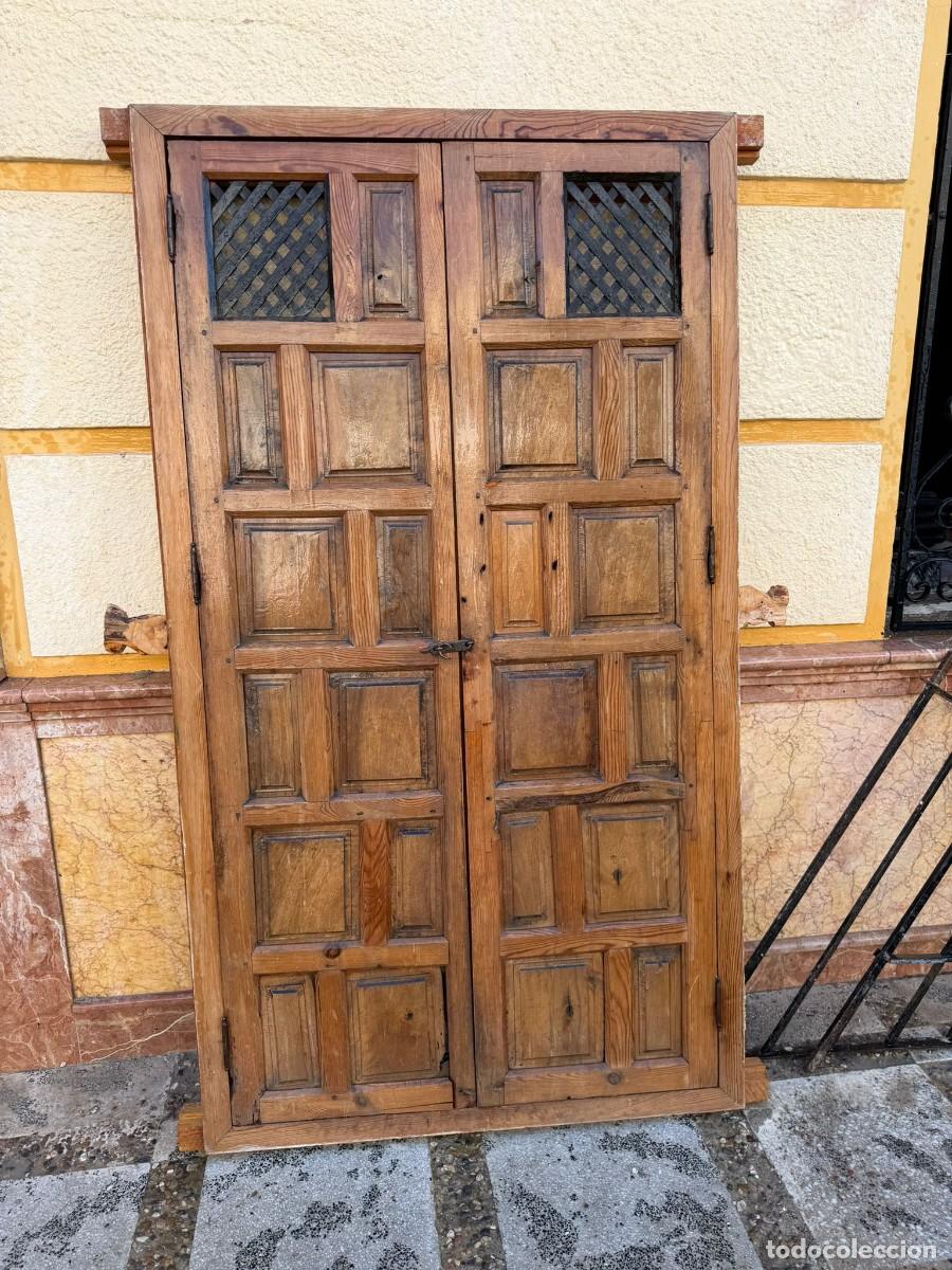 Antig&uuml;edades: Puerta de alacena en cuarterones con celos&iacute;as.