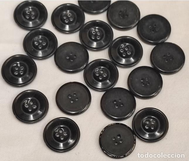 Antiques: JUEGO DE 19 BOTONES IGUALES ANTIGUOS NEGROS, 18 MM