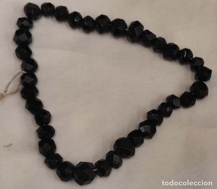 Oggetti Antichi: 37 CUENTAS ANTIGUAS DE AZABACHE, SIGLO XIX, 12 MM LA MAYOR