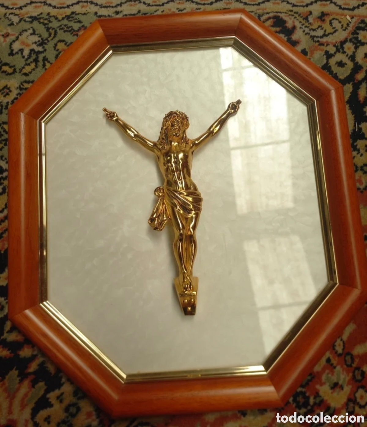 Antig&uuml;edades: Elegante Cuadro Octogonal con Cuerpo de Cristo Crucificado Dorado - 39x34 cm - Vintage