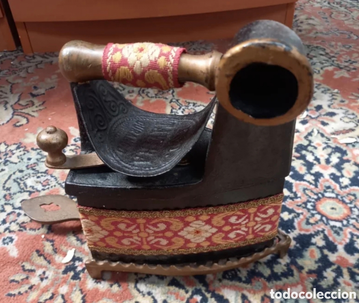 Antig&uuml;edades: Antigua Plancha de Carb&oacute;n con Chimenea LICSA (Elorrio) - Decorada con Brocado y con Posa-planchas