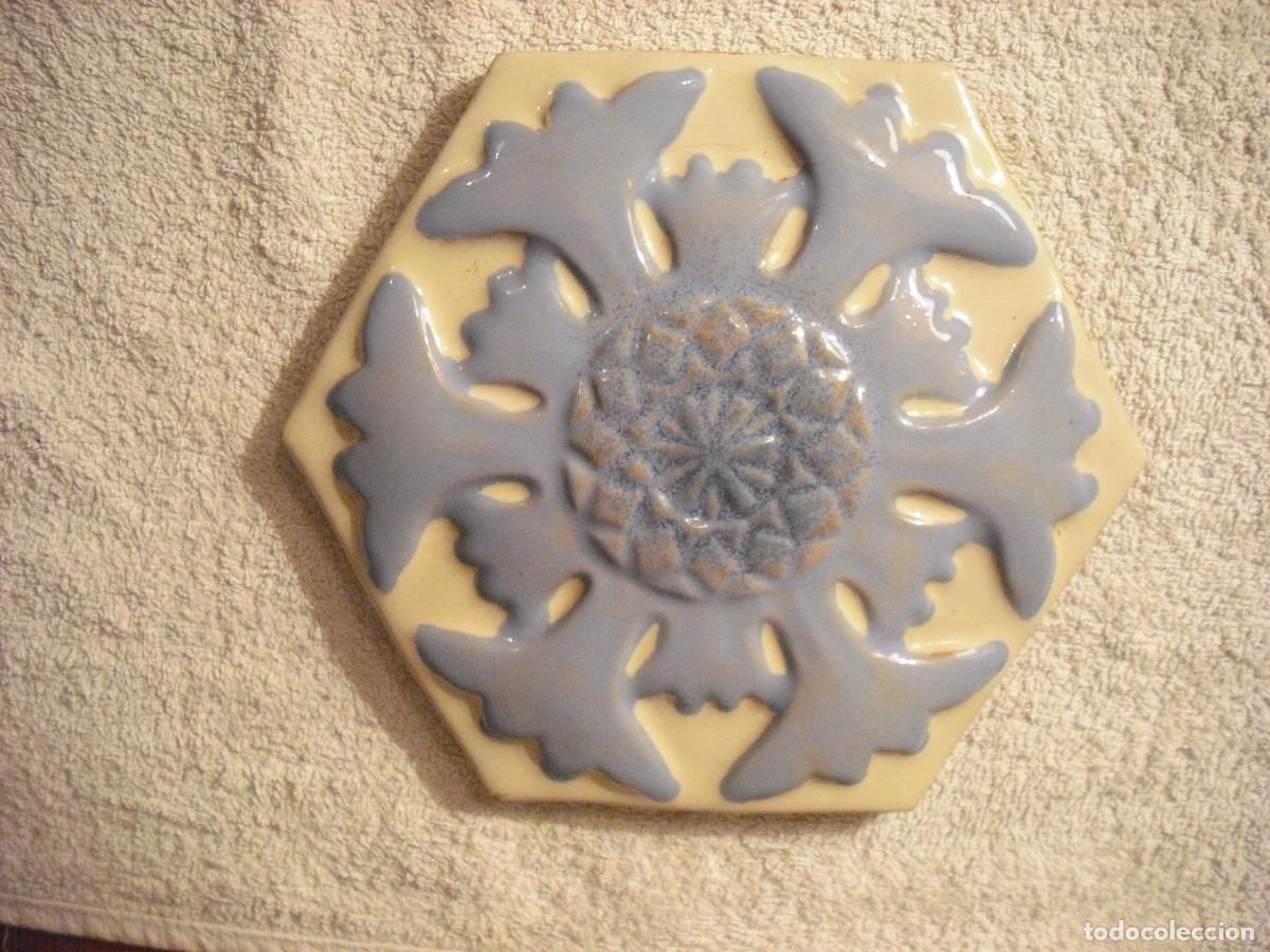 Oggetti Antichi: ANTIGUO AZULEJO MODERNISTA EN RELIEVE HEXAGONAL 17 X 20 CM.