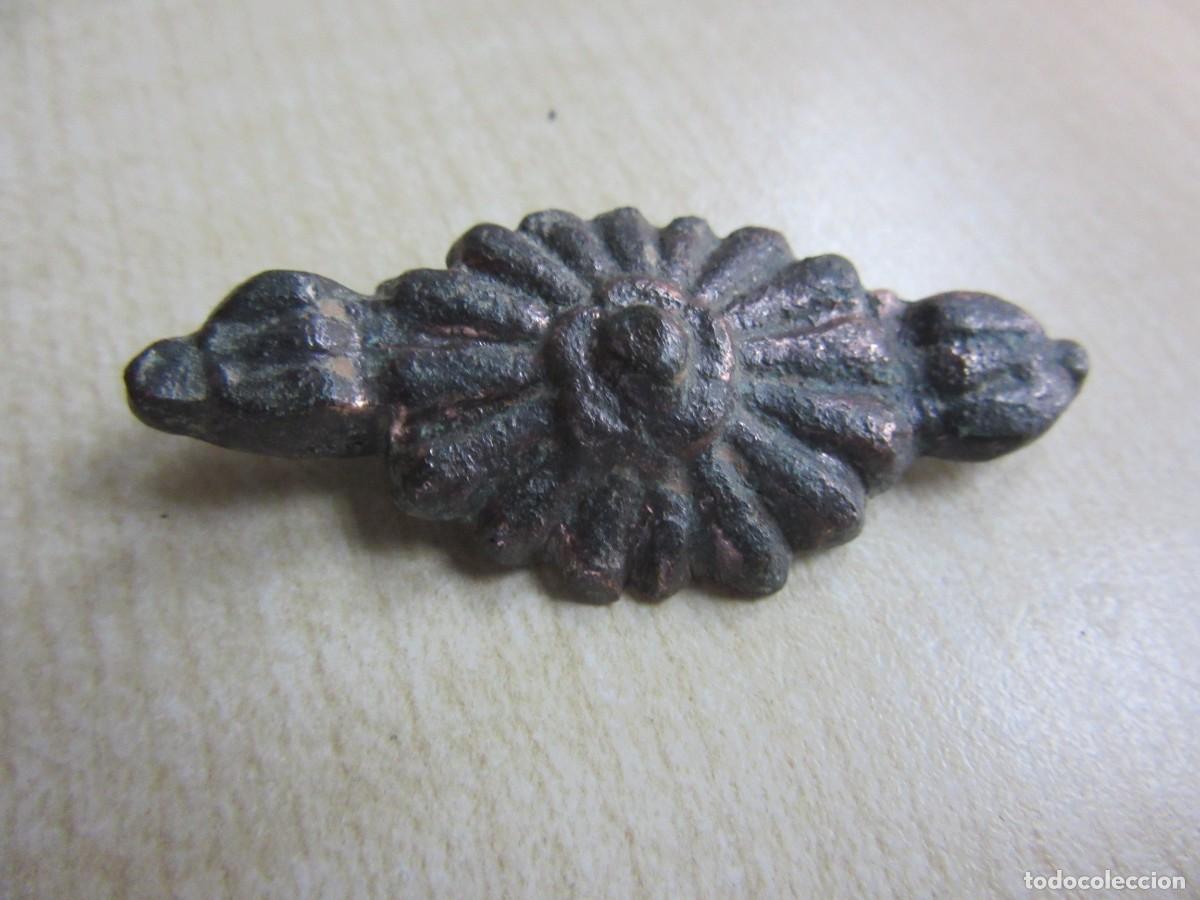 Antiquit&auml;ten: Placa ornamental antigua de bronce con decoraci&oacute;n Posible S XIX Medidas 4,6 x 2 cm