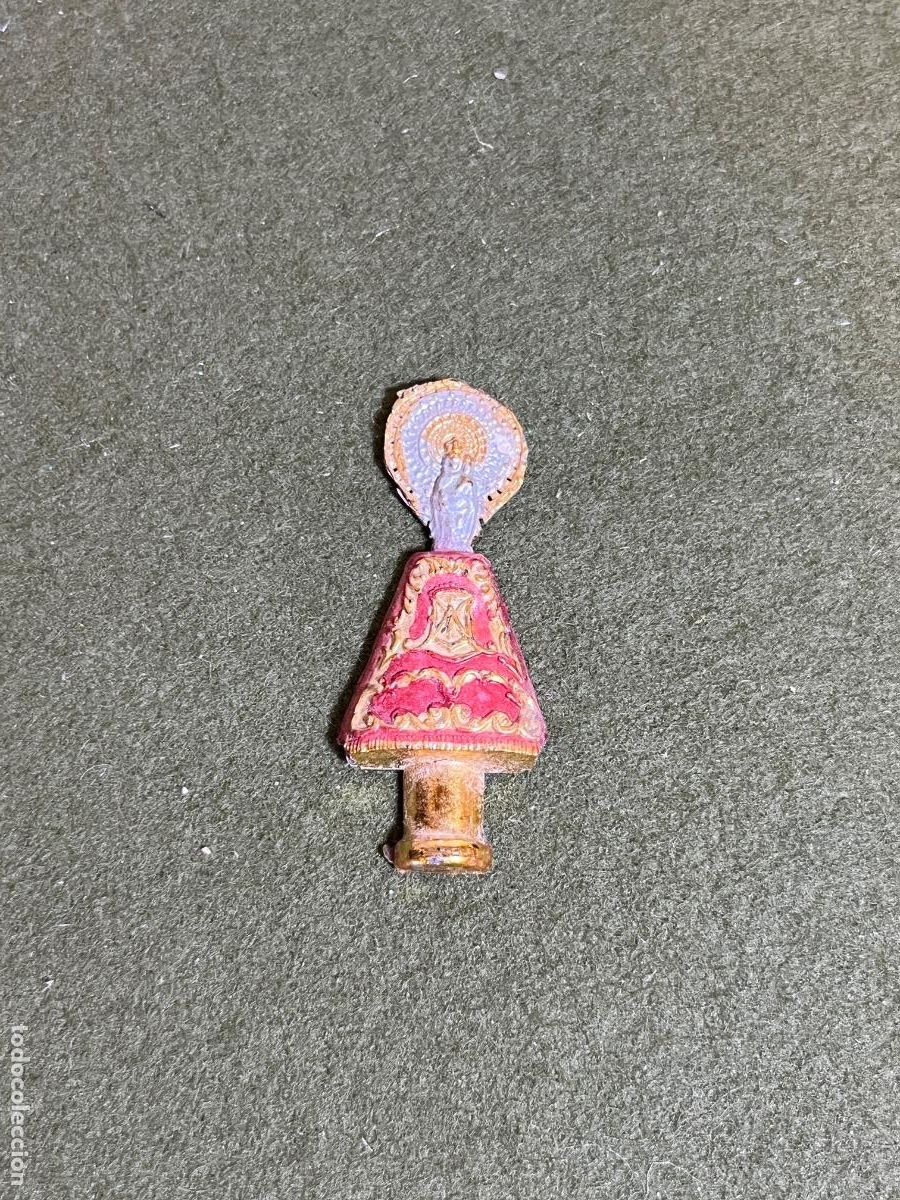 Antig&uuml;edades: Figura miniatura Virgen del Pilar de resina policromada recuerdo religioso Zaragoza