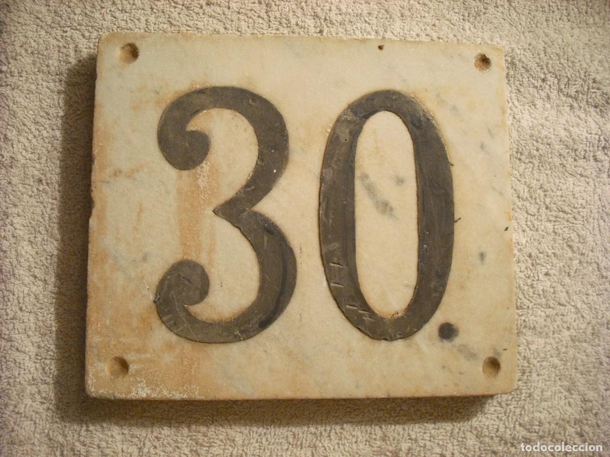 Antiguidades: ANTIGUO AZULEJO DE CASA CON EL NUMERO 30 , 17,5 X 15 CM