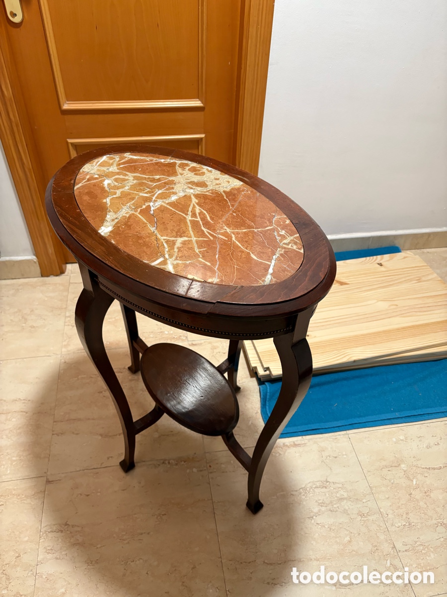 Antig&uuml;edades: Mesa auxiliar estilo franc&eacute;s cabriol&eacute;