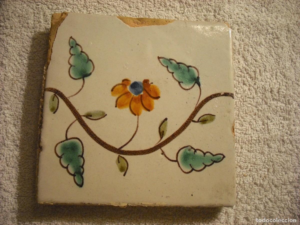 Antiguidades: ANTIGUO AZULEJO CON MOTIVO FLORAL , SIGLO XVIII . 13 X 13 COM