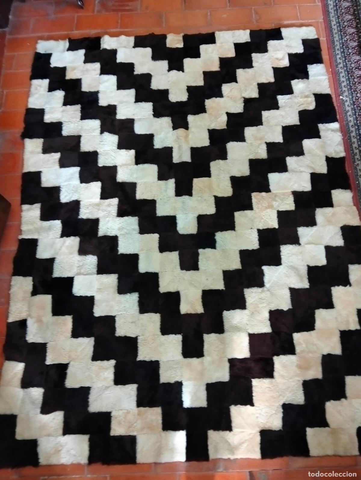 Antiguidades: Antigua alfombra decorativa estilo retro blanco y negro hecha a mano con pedazos de cuero l&iacute;neas V