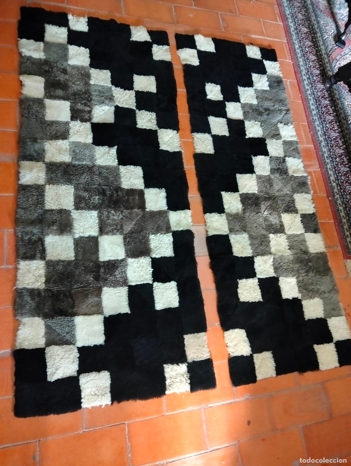 Antiguidades: Antiguas alfombras decorativas pareja estilo retro blanco y negro hecha a mano con pedazos cuero