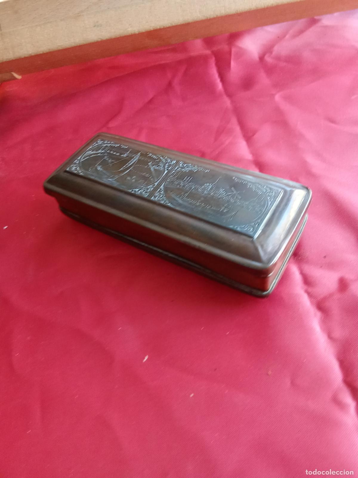 Antig&uuml;edades: Caja tabaquera S. XVIII grabada. Laton y cobre V.9