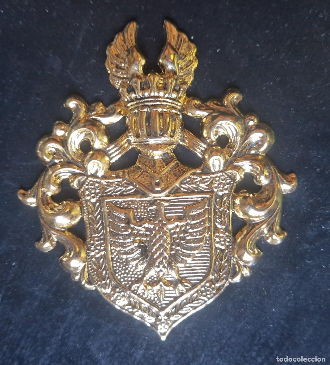 Antig&uuml;edades: ESCUDO ROMANO METAL, HOJALATA DORADO. 7x6,5 cm