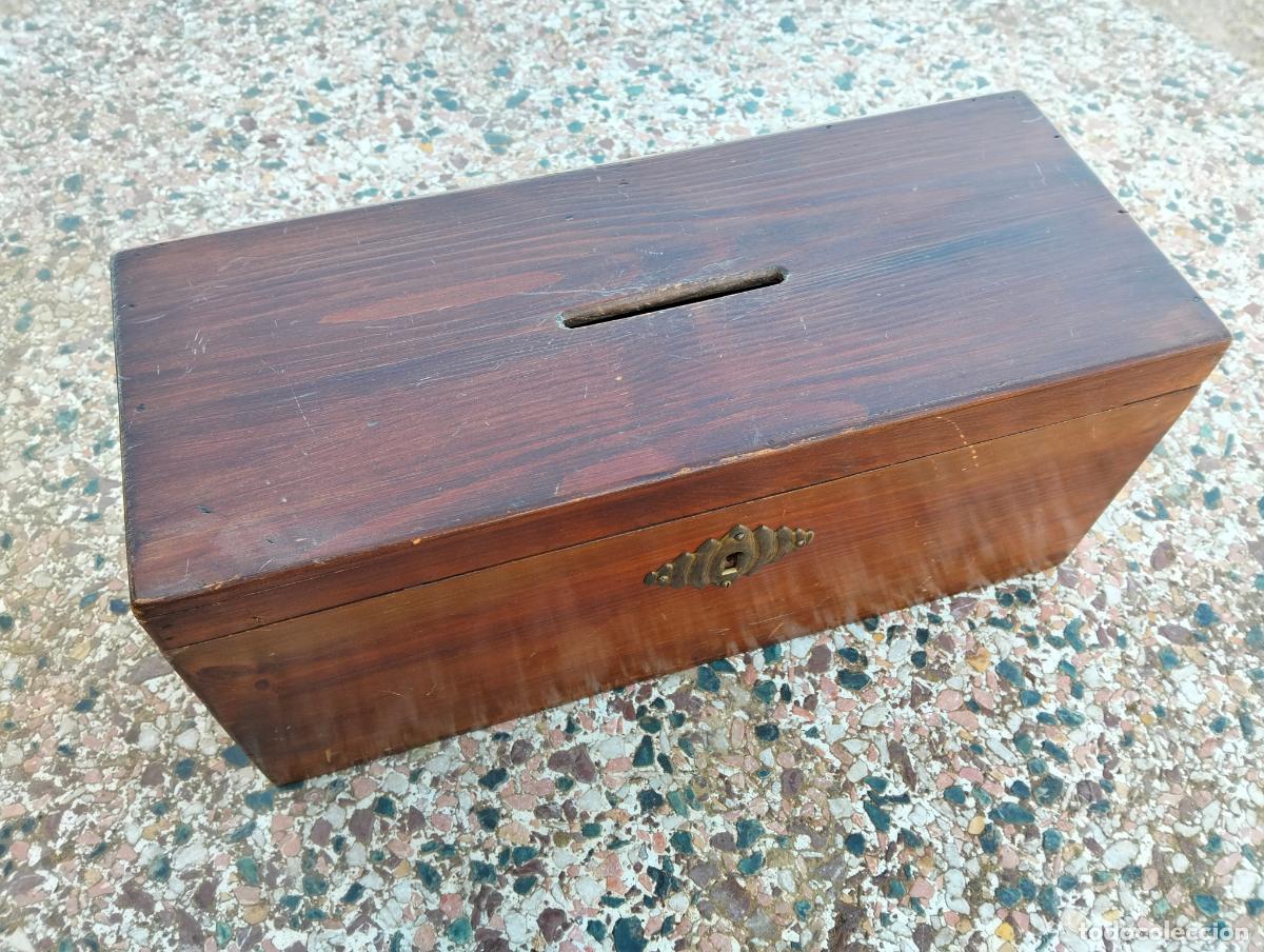 Antiques: Antigua caja limosnero de madera marr&oacute;n donativos religiosa rectangular con llave de iglesia