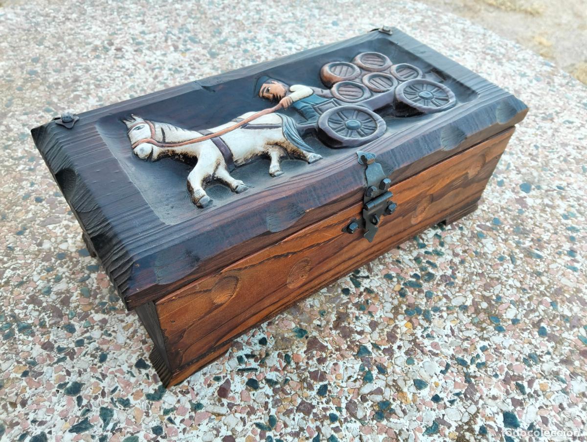 Antiguidades: Antiguo cofre caja joyero de madera tallada marr&oacute;n estilo r&uacute;stico vintage botas vino pay&eacute;s caballo