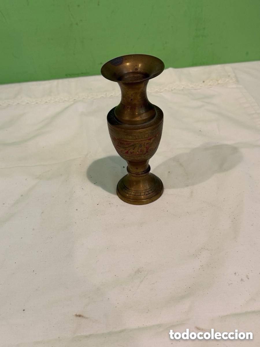 Antig&uuml;edades: Antiguo jarr&oacute;n oriental miniatura en bronce o lat&oacute;n grabado vintage