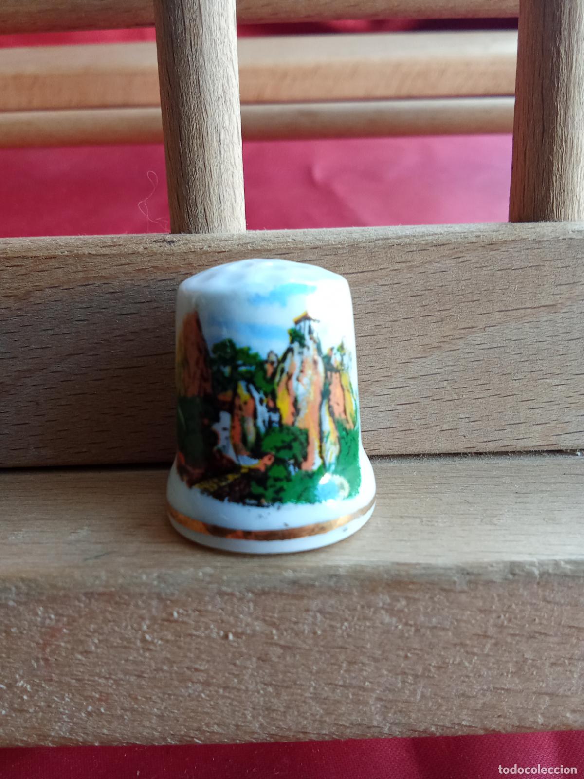 Antig&uuml;edades: Dedal de porcelana Guadalest, Alicante. Caja dedales