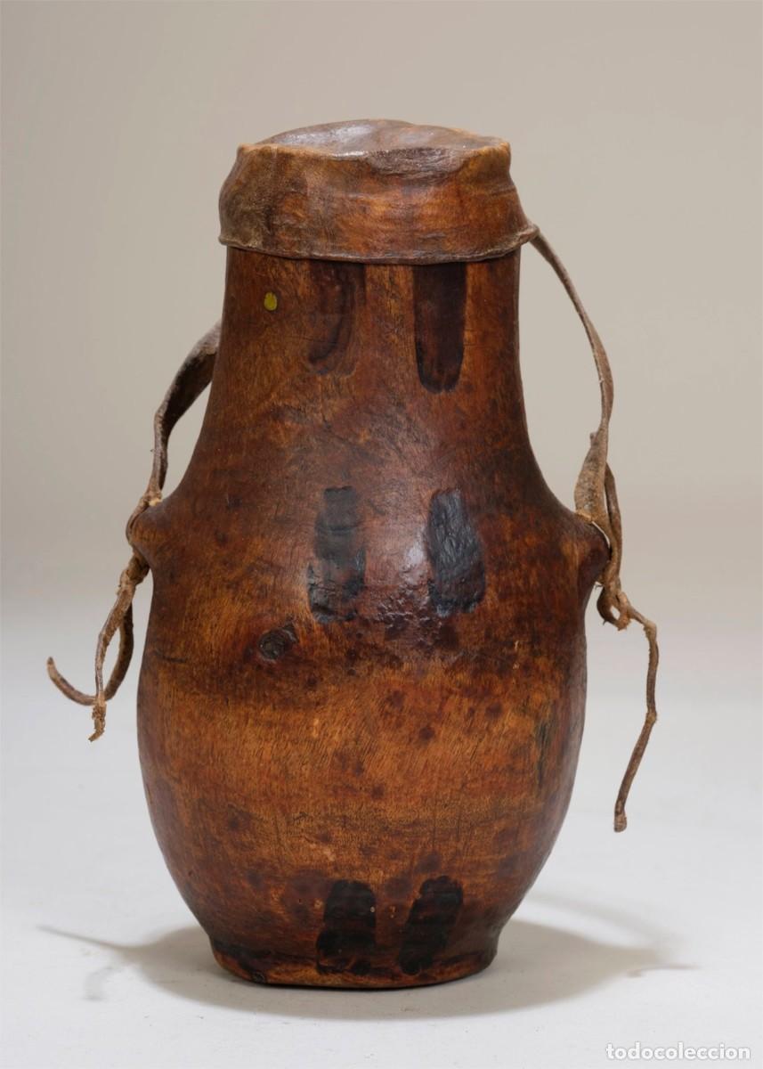 Antig&uuml;edades: Antiguo recipiente &rdquo;eburi&rdquo; Turkana de madera y piel. (Kenia)