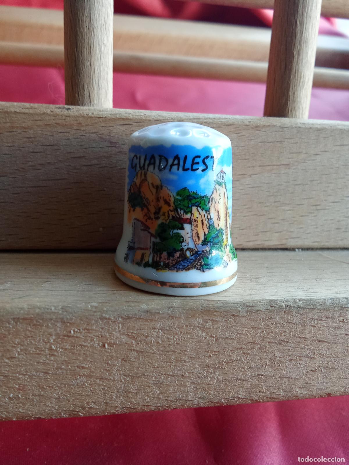Antig&uuml;edades: Dedal de porcelana Guadalest, Alicante. Caja dedales