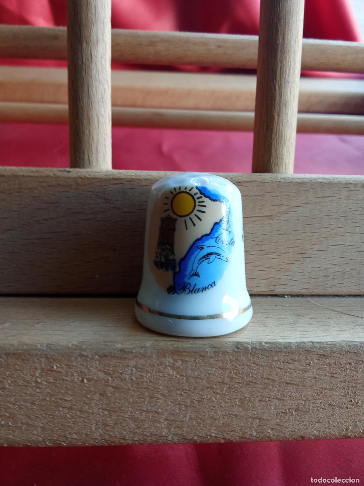 Antig&uuml;edades: Dedal recuerdo costa blanca, porcelana (recuerdo costa blanca). Caja dedales