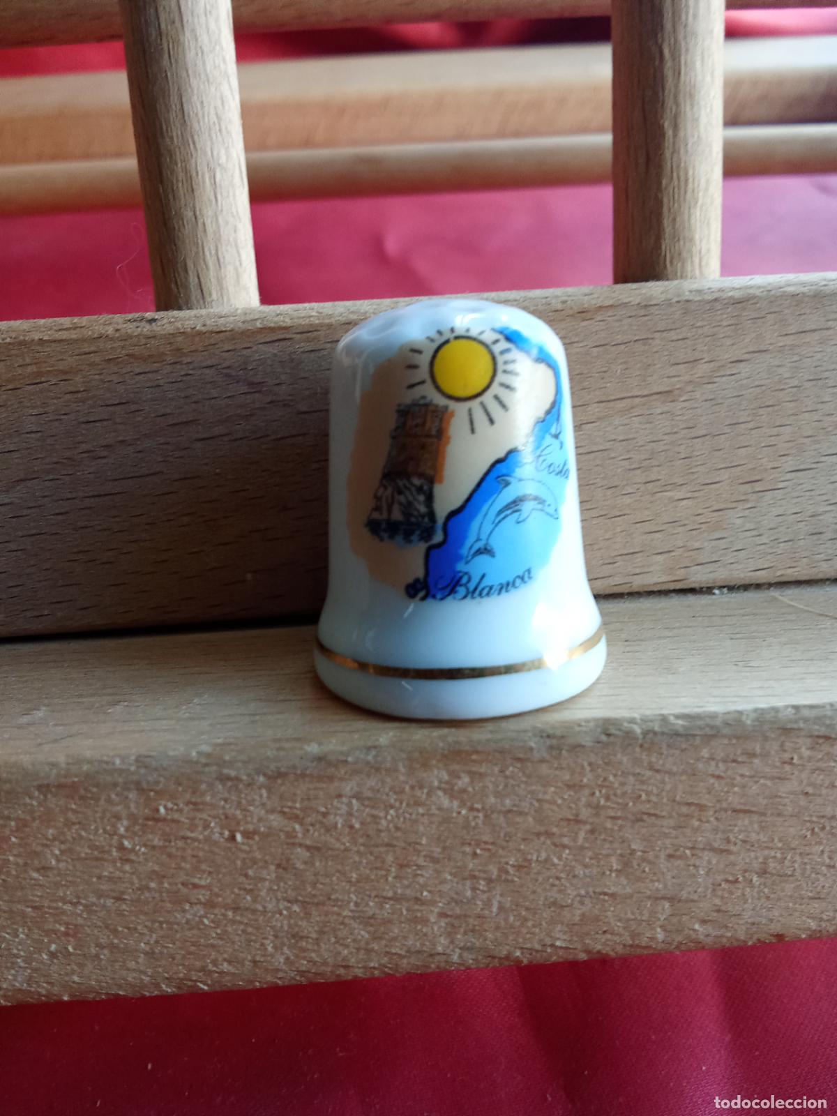 Antig&uuml;edades: Dedal recuerdo costa blanca, porcelana (mar y sol). Caja dedales